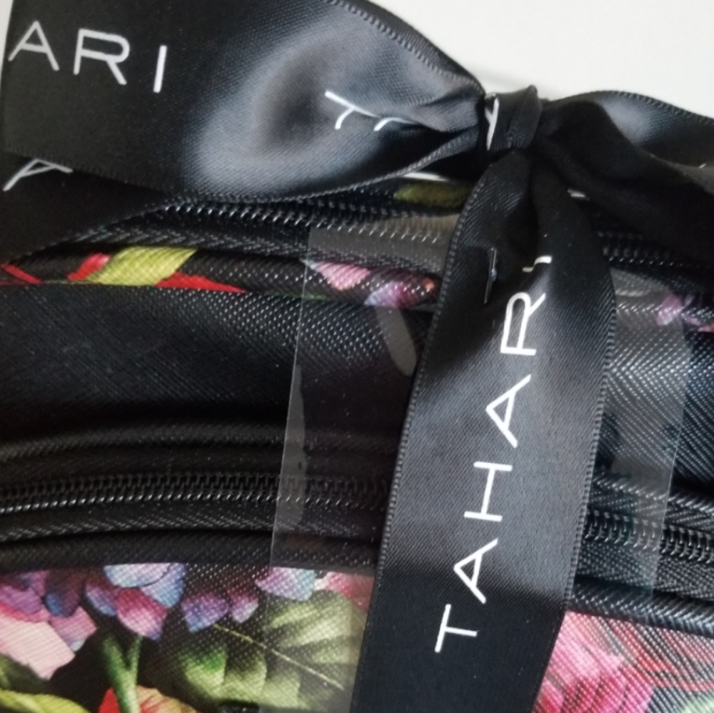 🆕️⬇️🎉HOST PICK🎉 Tahari 2 Pc Dome Travel Cosmetic Set With Bonus Travel Bottle - Picture 7 of 13